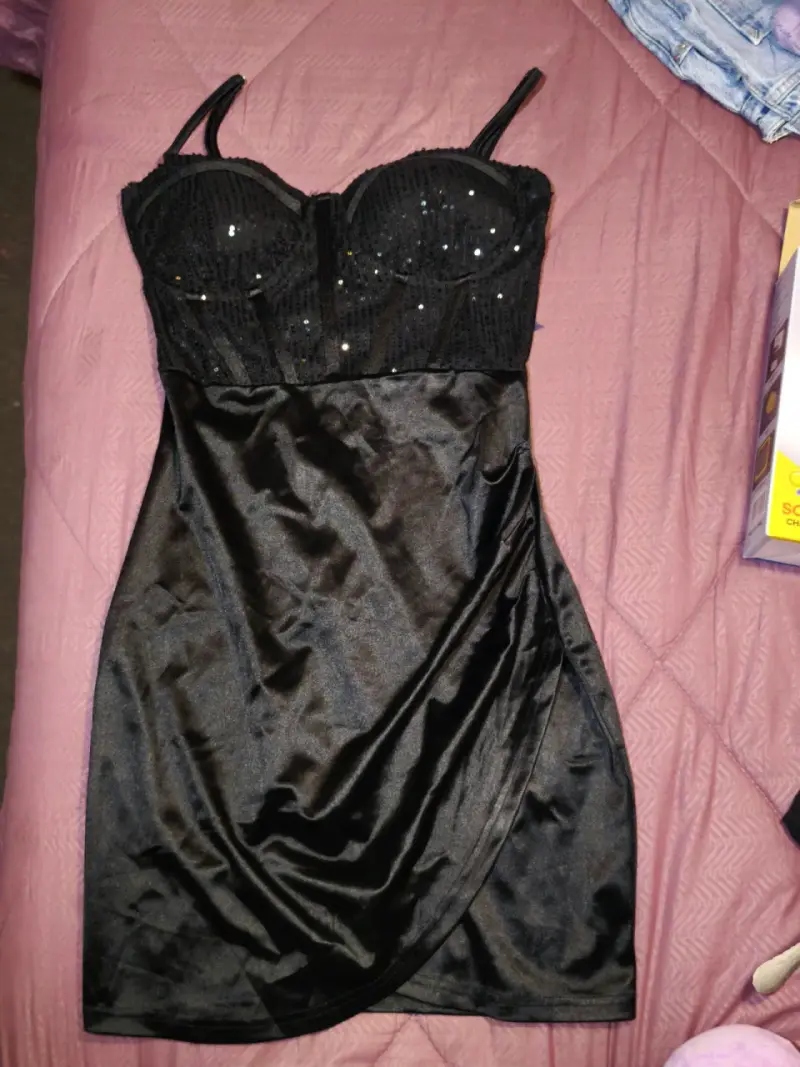 Vestido negro con lentejuelas elegante - 1