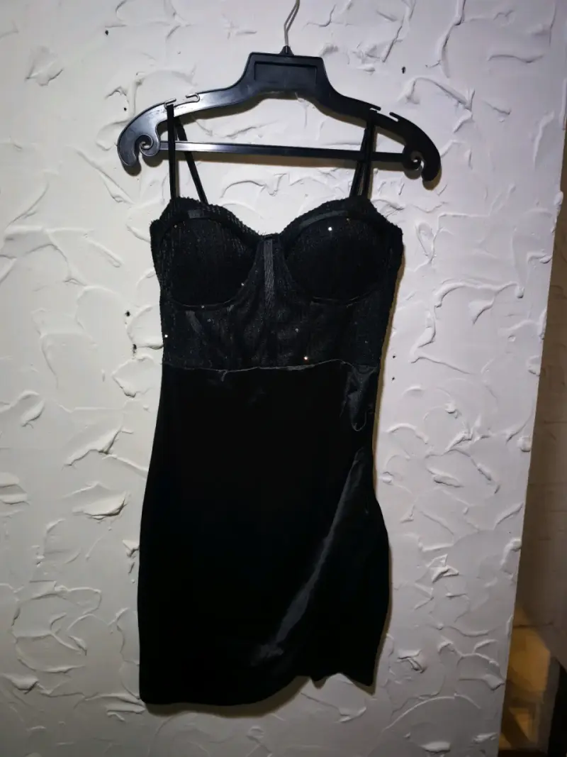 Vestido negro con lentejuelas elegante - 2
