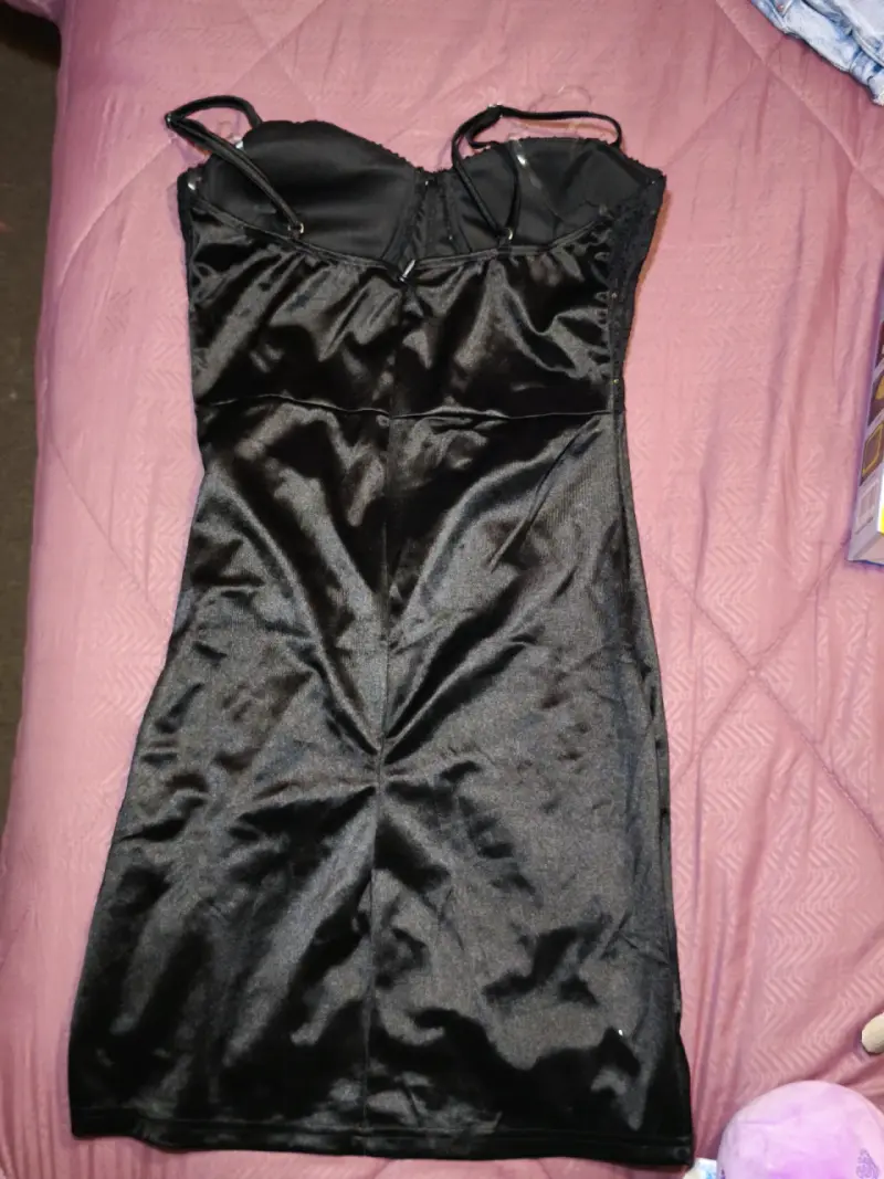 Vestido negro con lentejuelas elegante - 4