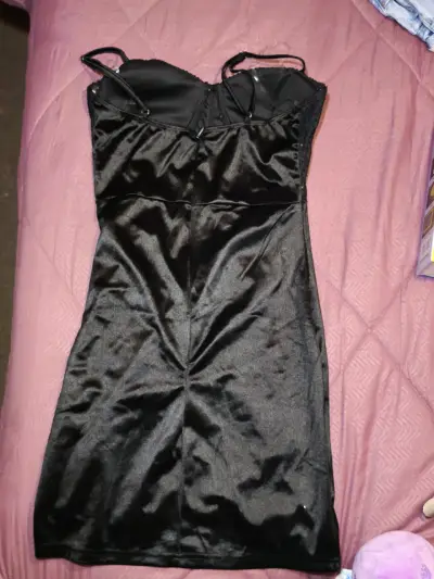 Vestido negro con lentejuelas elegante - miniatura 4