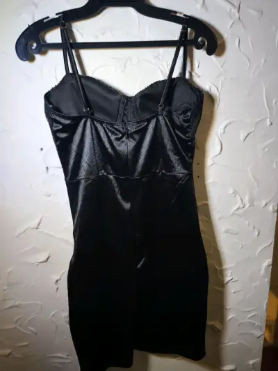 Vestido negro con lentejuelas elegante - miniatura 5