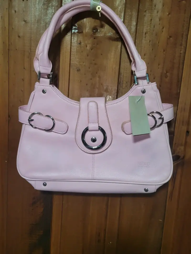 Bolso de mano rosado con detalles metálicos - 1
