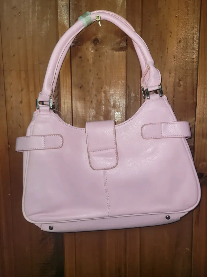 Bolso de mano rosado con detalles metálicos - 2