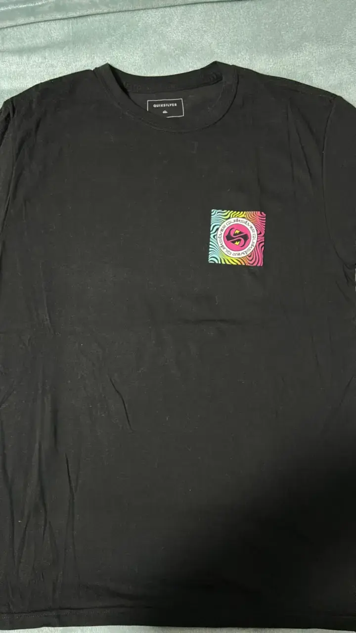 Polera negra Quiksilver con diseño colorido