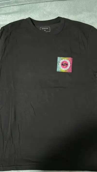 Polera negra Quiksilver con diseño colorido - miniatura 1