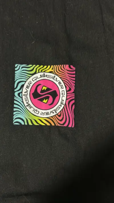 Polera negra Quiksilver con diseño colorido - miniatura 2