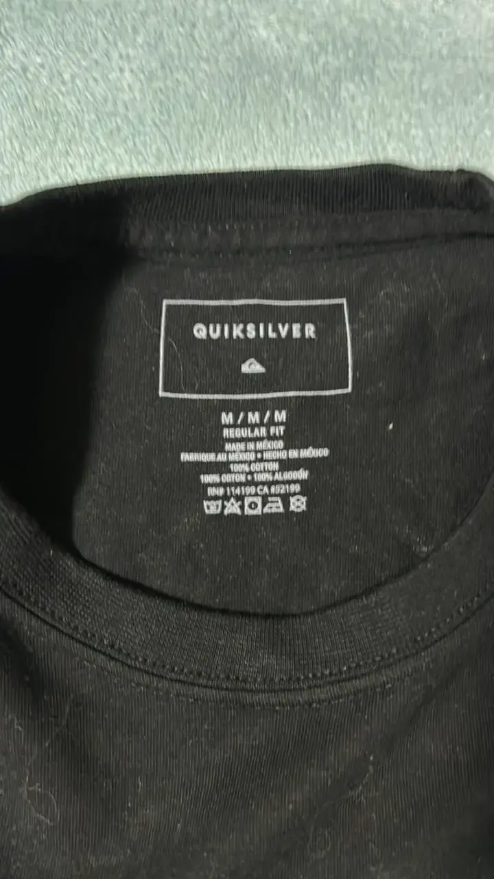 Polera negra Quiksilver con diseño colorido - 3