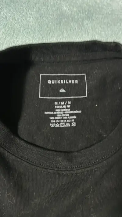 Polera negra Quiksilver con diseño colorido - miniatura 3