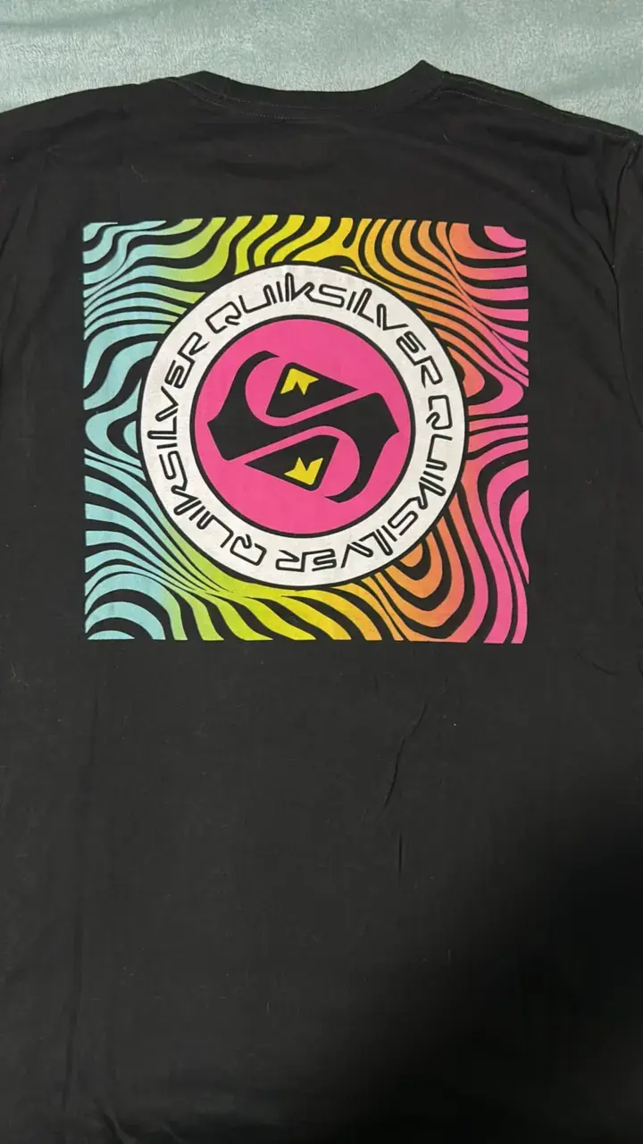 Polera negra Quiksilver con diseño colorido - 4