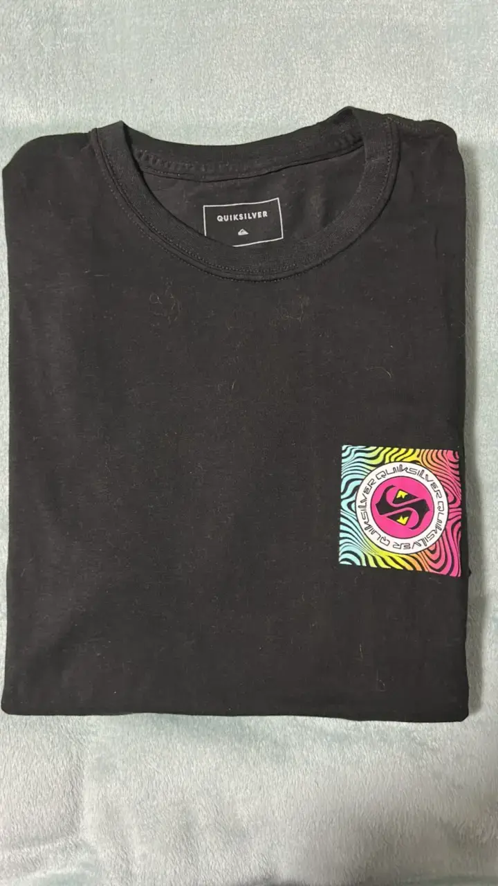 Polera negra Quiksilver con diseño colorido - 5