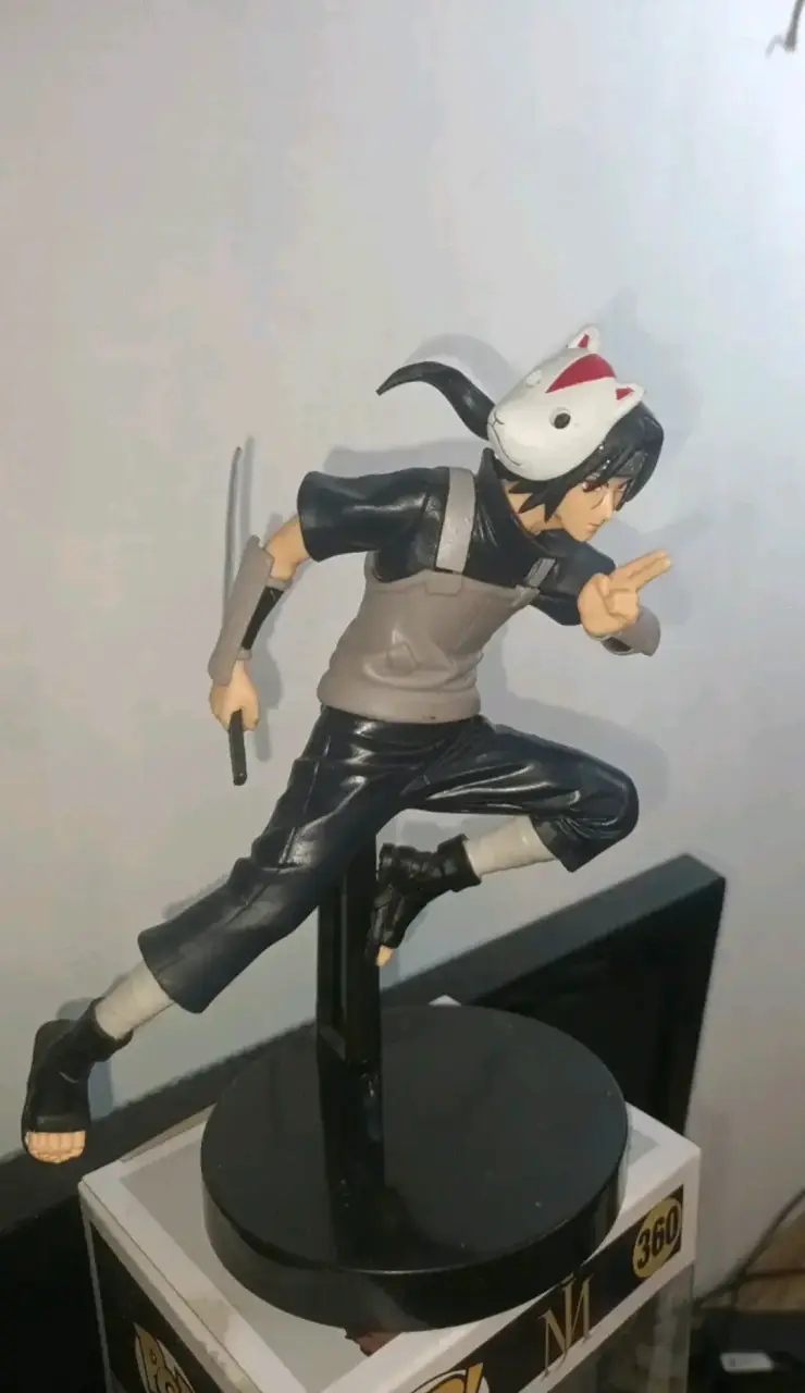 Figura de acción de personaje anime con máscara - 1