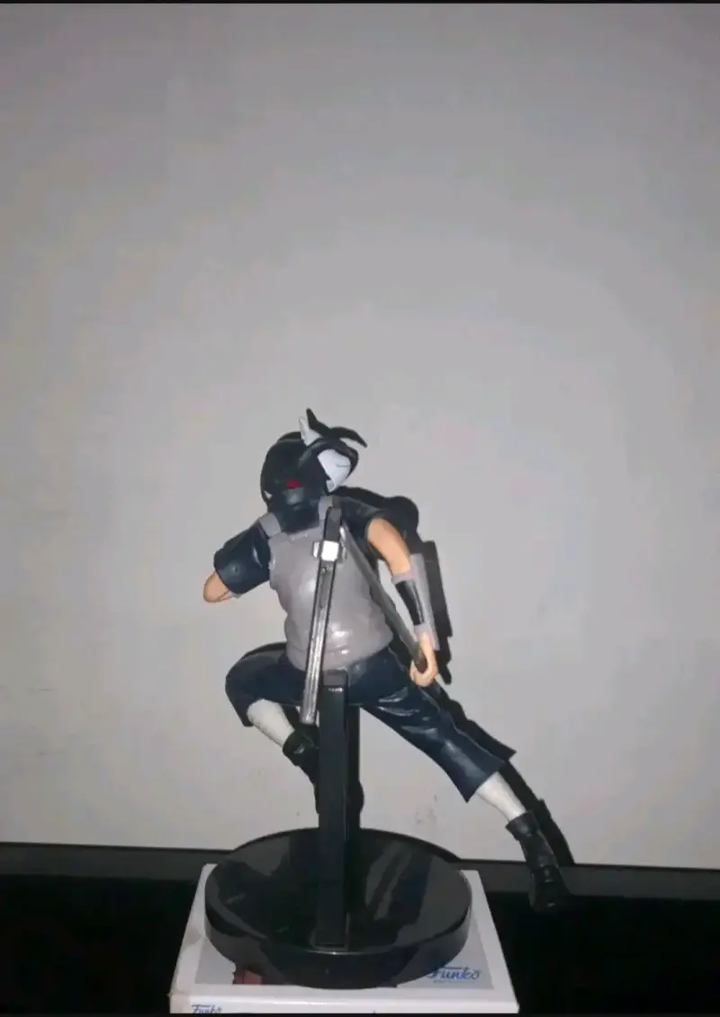 Figura de acción de personaje anime con máscara - 3