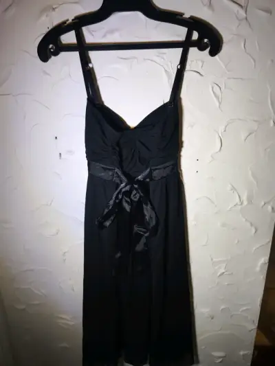 Vestido negro elegante - miniatura 3