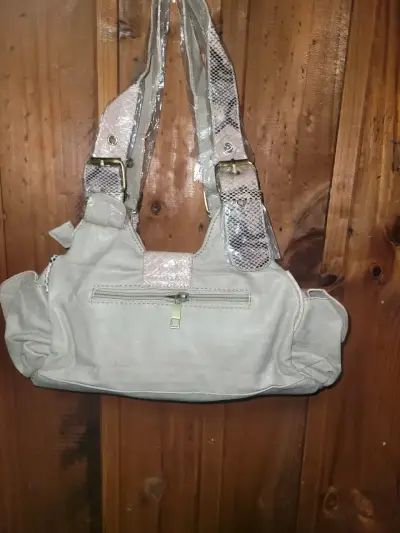 Bolso de mano beige con detalles dorados - miniatura 2