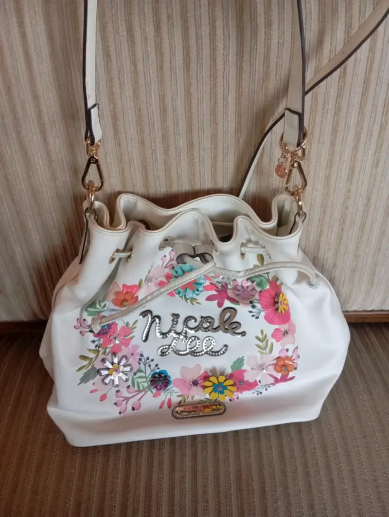 Bolso Nicole Lee con diseño floral. - 2