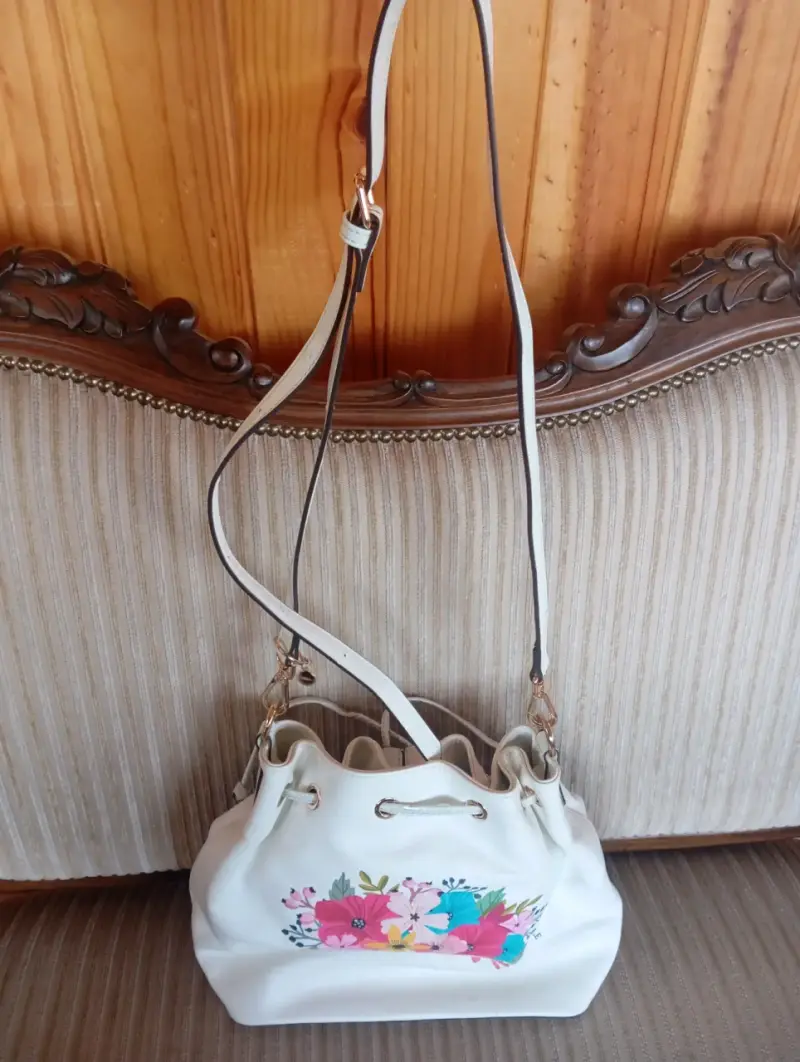 Bolso Nicole Lee con diseño floral. - 3