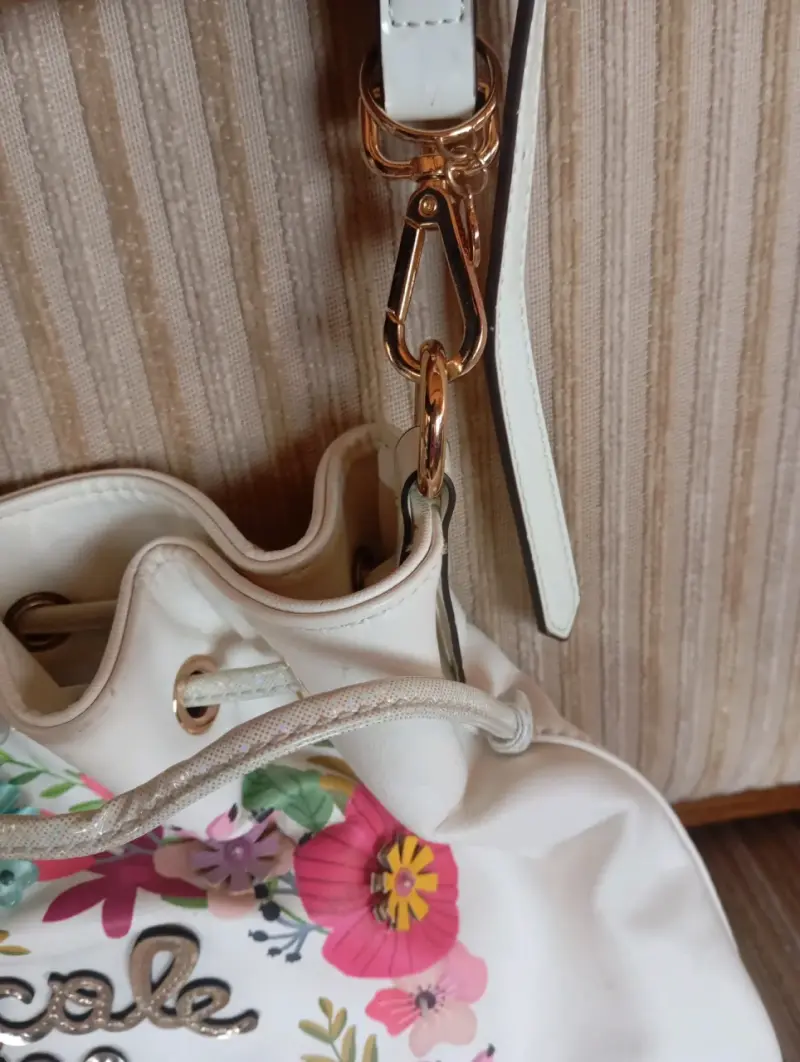 Bolso Nicole Lee con diseño floral. - 4