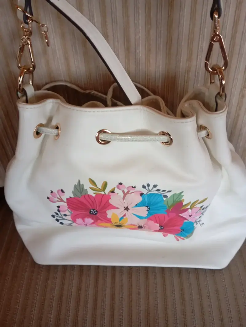 Bolso Nicole Lee con diseño floral. - 6