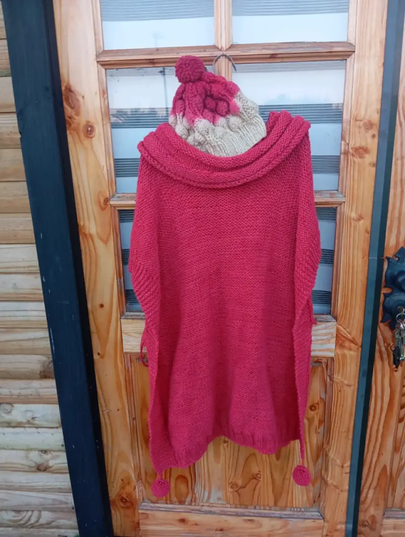Poncho de lana rojo con gorro tejido.Corriedale - 1