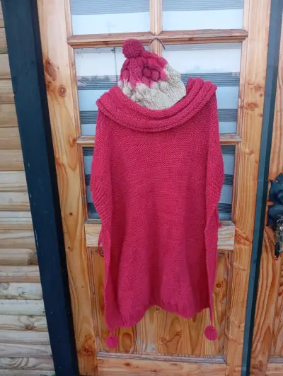 Poncho de lana rojo con gorro tejido.Corriedale - miniatura 1