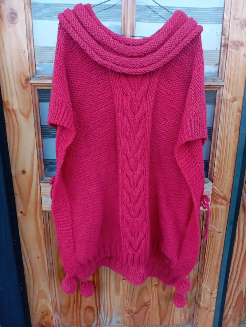 Poncho de lana rojo con gorro tejido.Corriedale - 3