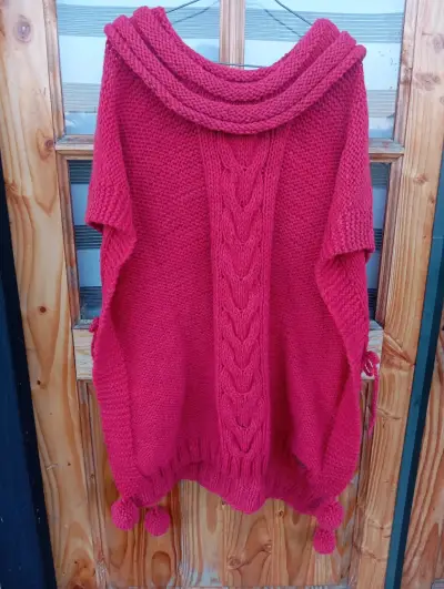 Poncho de lana rojo con gorro tejido.Corriedale - miniatura 3