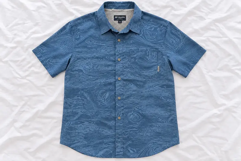 Camisa azul de hombre Columbia con diseño moderno