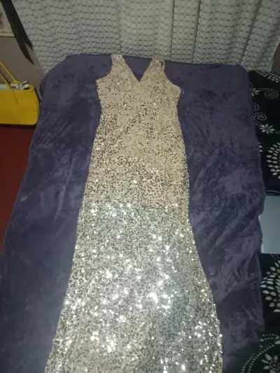 Vestido largo de lentejuelas doradas - miniatura 1