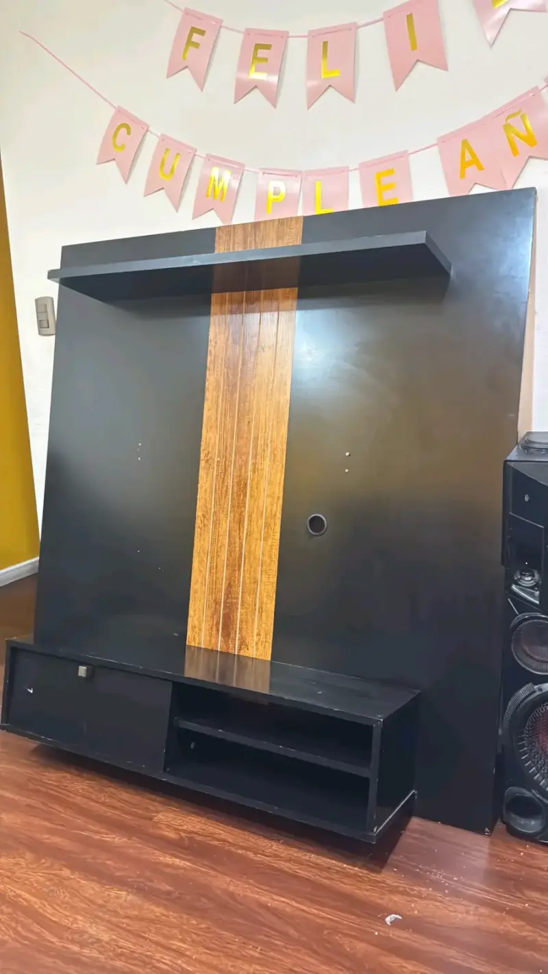 Mueble para TV de madera con estante