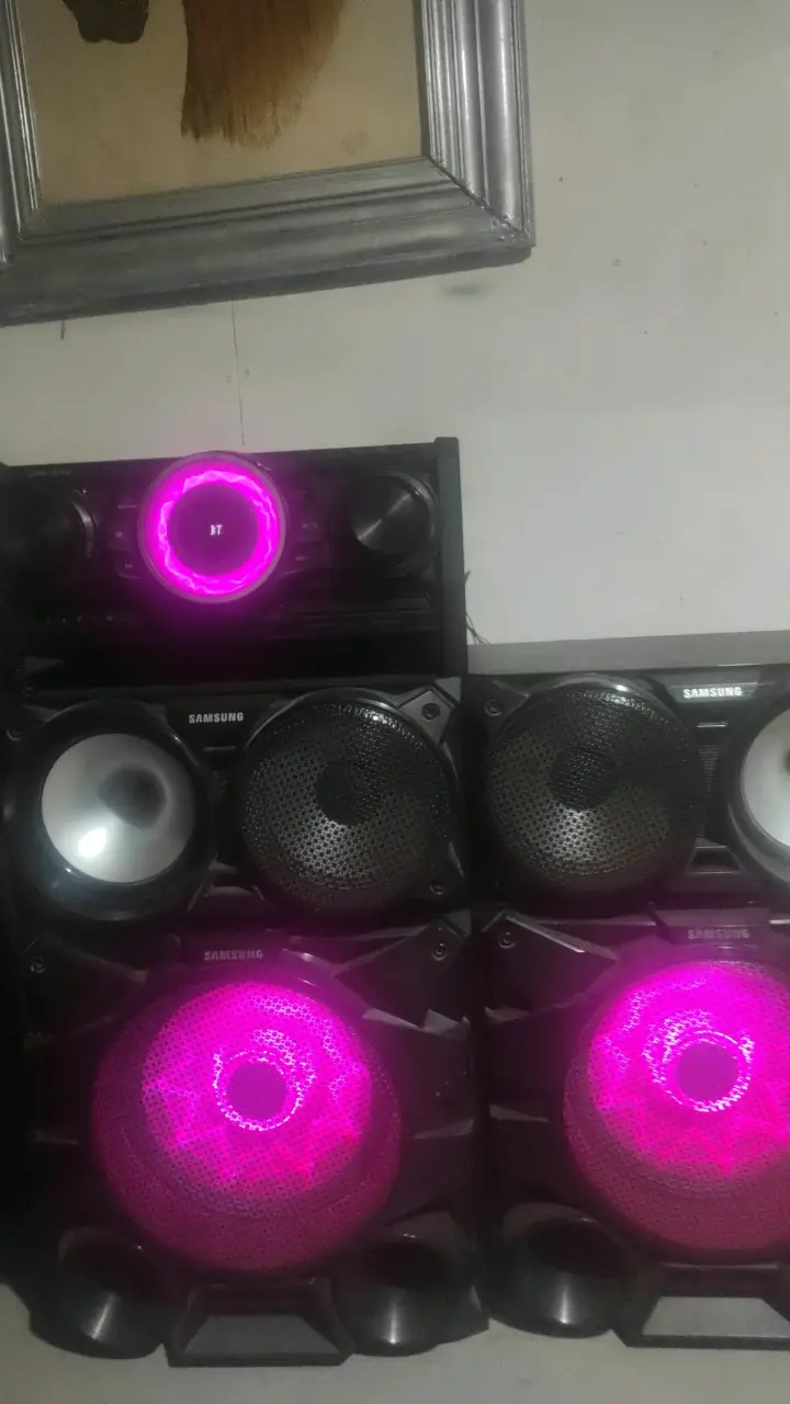 Sistema de sonido Samsung con luces LED - 1