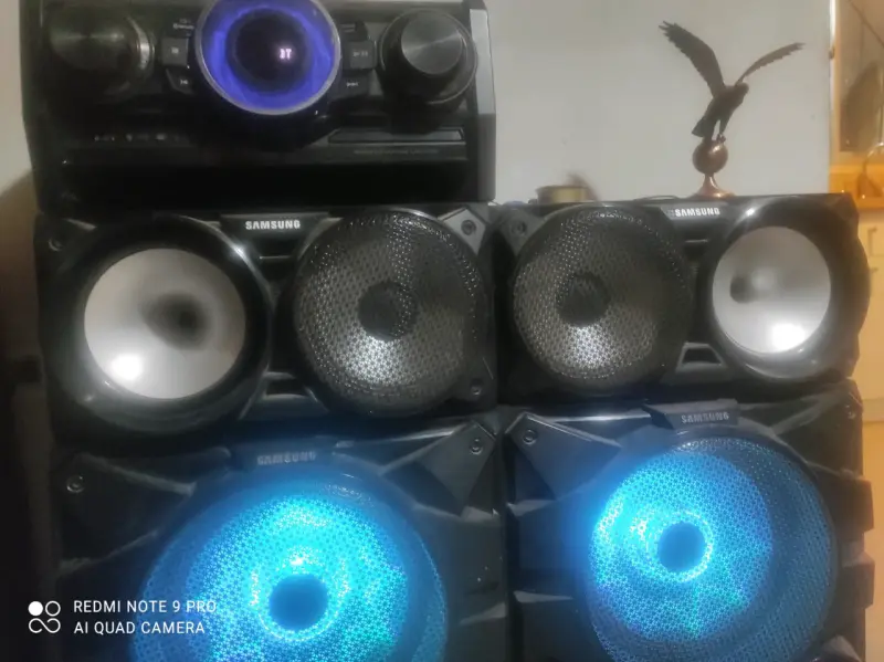 Sistema de sonido Samsung con luces LED - 2