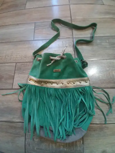 Bolso verde con flecos de cuero marca Attavia - miniatura 1