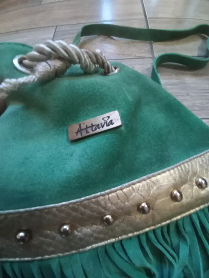 Bolso verde con flecos de cuero marca Attavia - 2