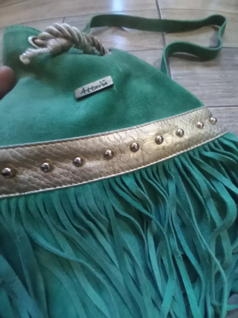 Bolso verde con flecos de cuero marca Attavia - 3
