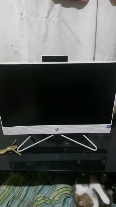 Monitor HP All-in-One con soporte moderno - miniatura 2