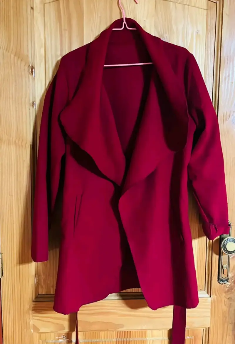 Abrigo rojo de mujer con diseño elegante