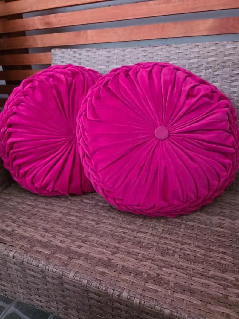 Cojines decorativos redondos en tonos fucsia y morado - 1