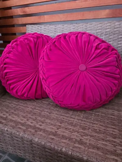 Cojines decorativos redondos en tonos fucsia y morado - miniatura 1