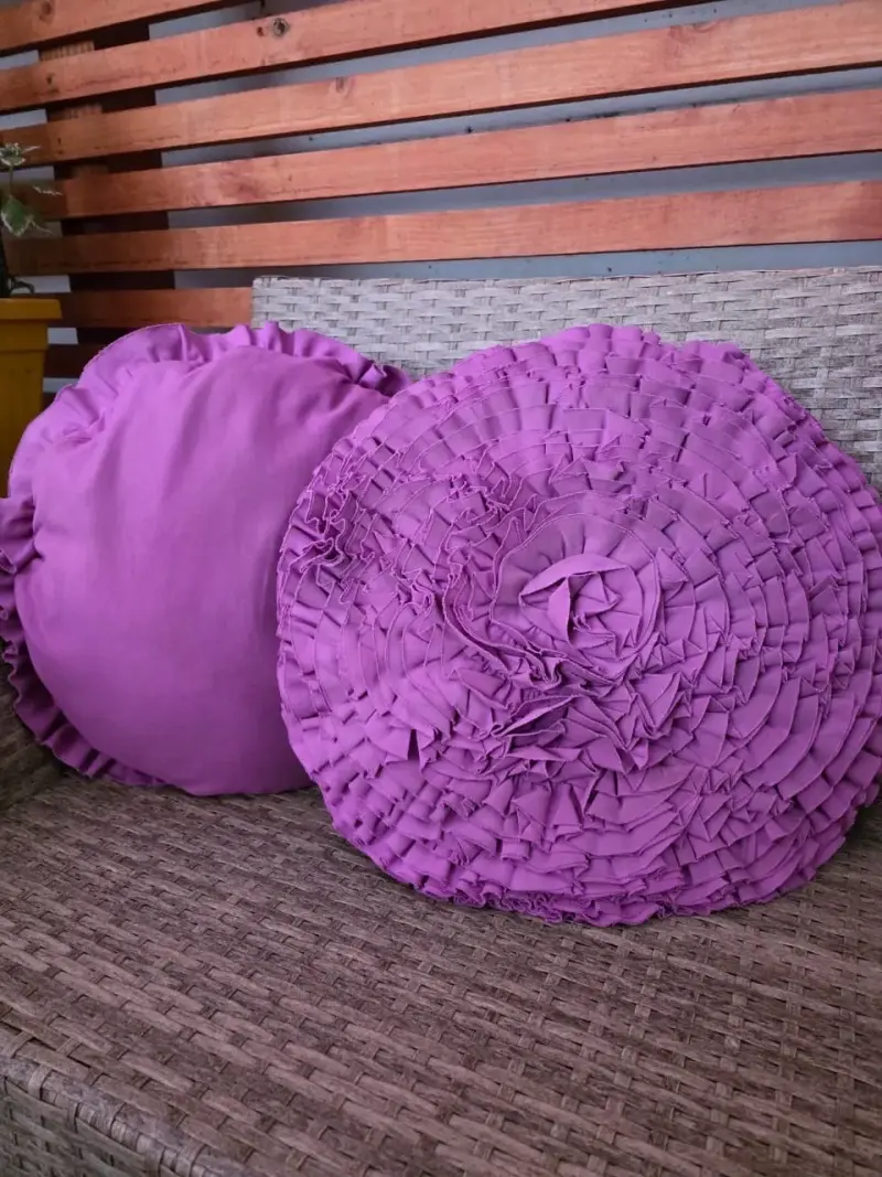 Cojines decorativos redondos en tonos fucsia y morado - 2