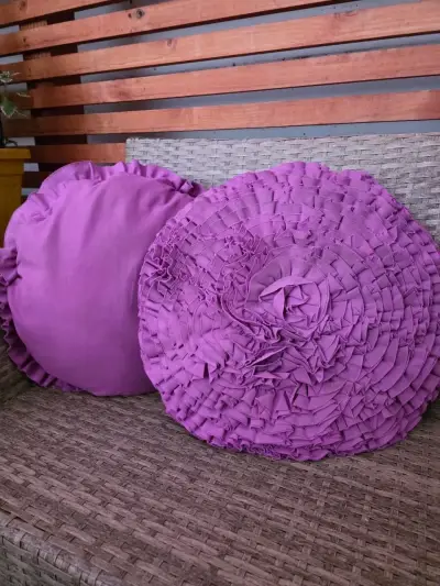 Cojines decorativos redondos en tonos fucsia y morado - miniatura 2