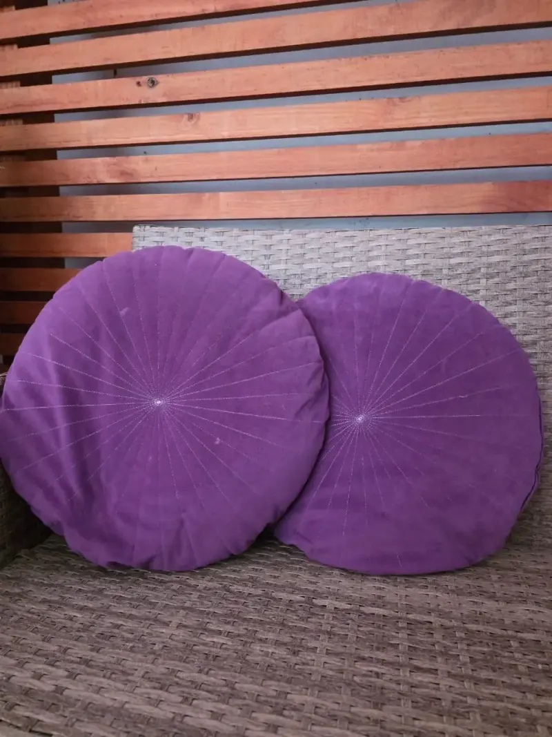 Cojines decorativos redondos en tonos fucsia y morado - 3