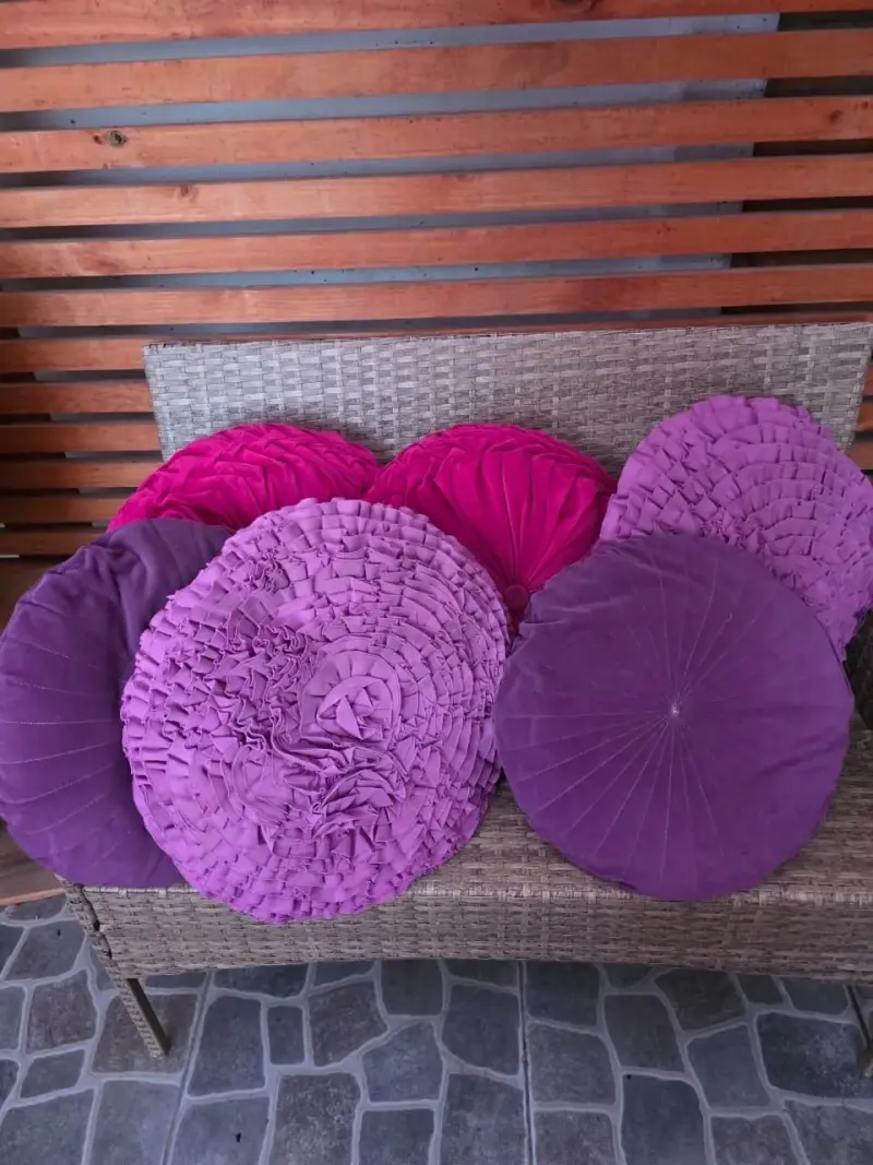 Cojines decorativos redondos en tonos fucsia y morado - 4