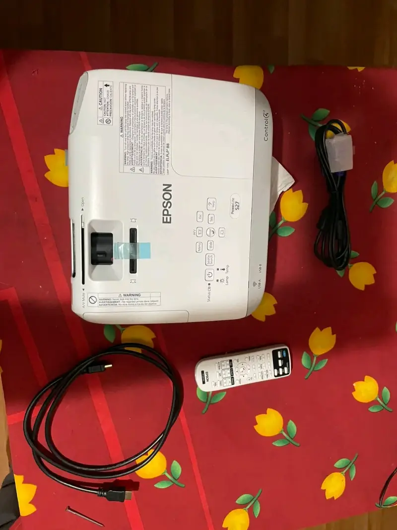 Proyector Epson con control remoto y cables - 2