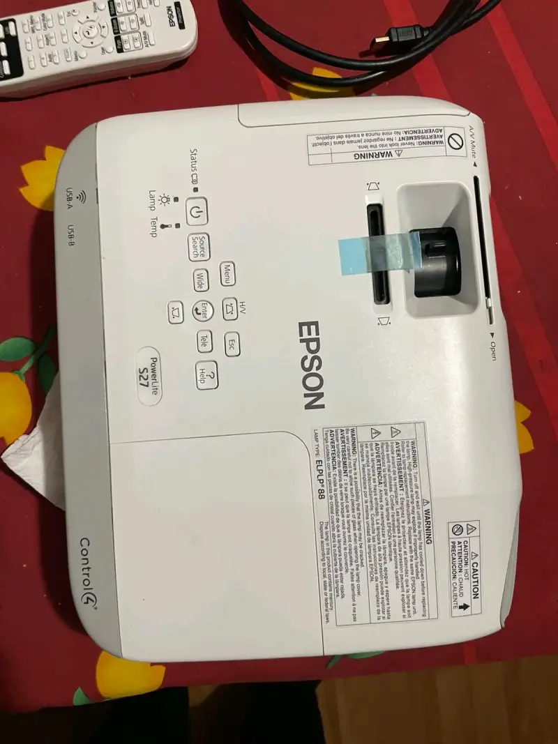 Proyector Epson con control remoto y cables - 3