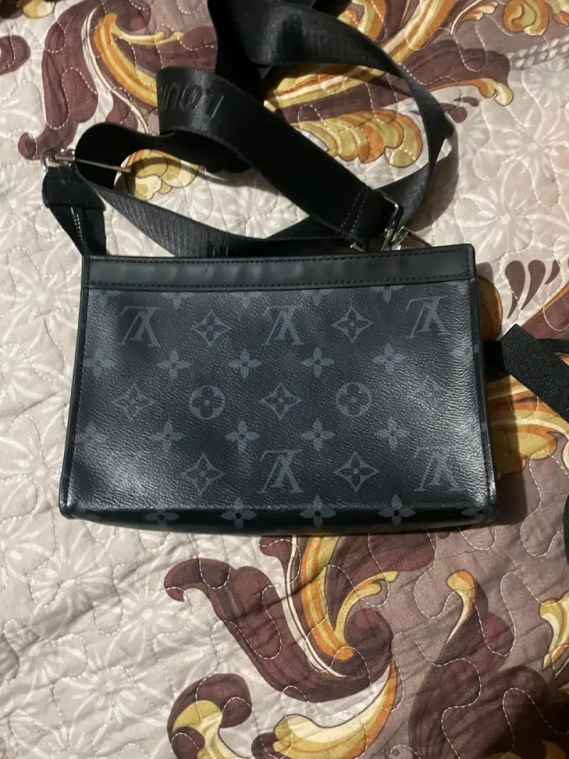 Bolso bandolera negro con monograma