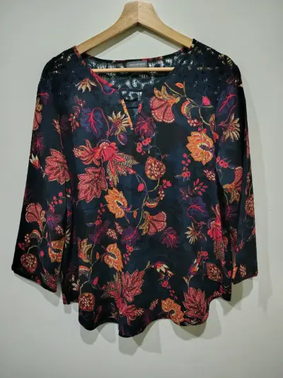 Blusa floral Van Heusen con encaje - miniatura 1