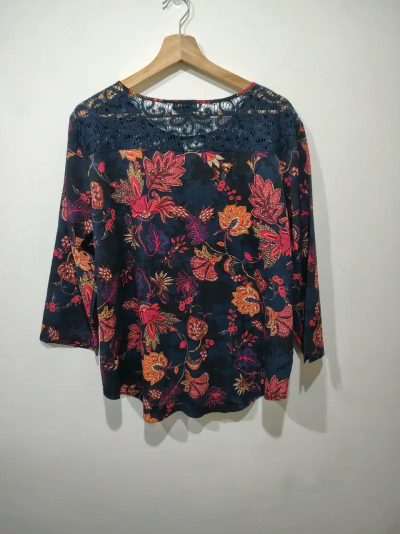 Blusa floral Van Heusen con encaje - 2
