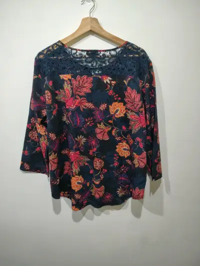 Blusa floral Van Heusen con encaje - miniatura 2