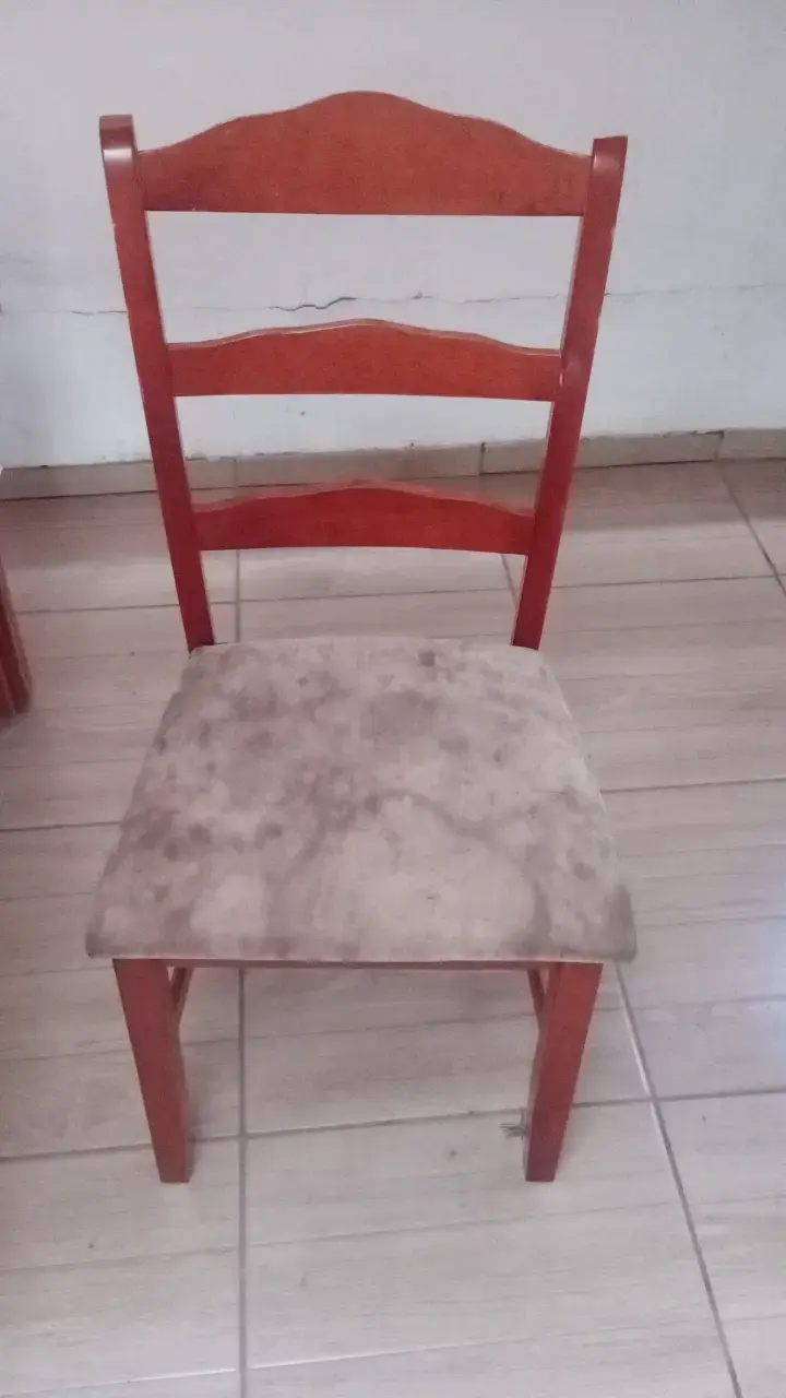 Silla de madera con asiento tapizado - 1