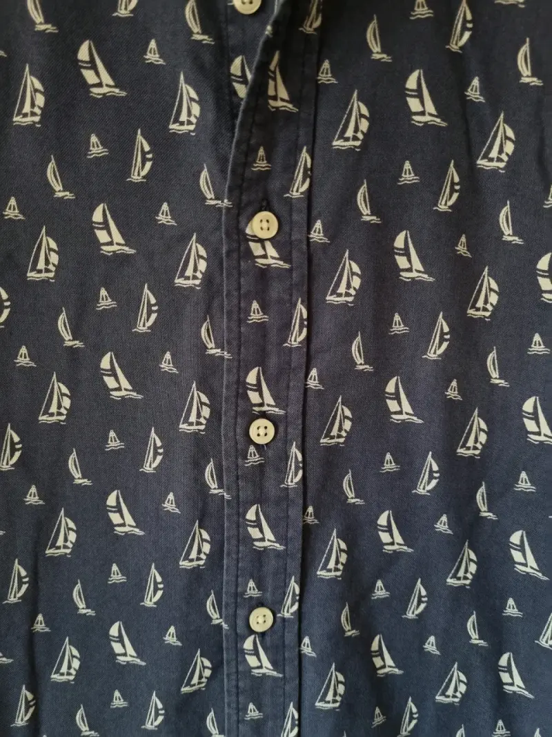 Camisa azul con estampado de veleros para hombre - 4